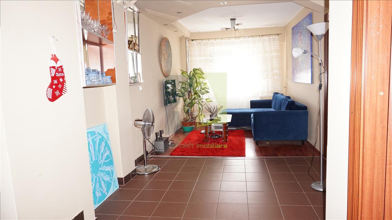Apartament decomandat bilateral cu 3 camere
