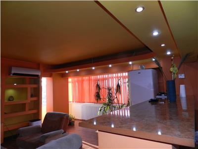 Apartament 3 camere renovat, dotat cu centrala si AC, zona Mall